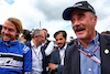 GP GRAN BRETAGNA, (L to R): Sebastian Vettel (GER) Aston Martin F1 Team with Nigel Mansell (GBR) after he ran his Williams FW14B.
03.07.2022. Formula 1 World Championship, Rd 10, British Grand Prix, Silverstone, England, Gara Day.
- www.xpbimages.com, EMail: requests@xpbimages.com © Copyright: Batchelor / XPB Images