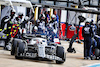 GP GRAN BRETAGNA, Pierre Gasly (FRA) AlphaTauri AT03 makes a pit stop.
03.07.2022. Formula 1 World Championship, Rd 10, British Grand Prix, Silverstone, England, Gara Day.
- www.xpbimages.com, EMail: requests@xpbimages.com © Copyright: Batchelor / XPB Images