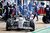 GP GRAN BRETAGNA, Yuki Tsunoda (JPN) AlphaTauri AT03 makes a pit stop.
03.07.2022. Formula 1 World Championship, Rd 10, British Grand Prix, Silverstone, England, Gara Day.
- www.xpbimages.com, EMail: requests@xpbimages.com © Copyright: Batchelor / XPB Images