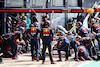 GP GRAN BRETAGNA, Max Verstappen (NLD) Red Bull Racing RB18 makes a pit stop.
03.07.2022. Formula 1 World Championship, Rd 10, British Grand Prix, Silverstone, England, Gara Day.
- www.xpbimages.com, EMail: requests@xpbimages.com © Copyright: Batchelor / XPB Images