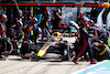 GP GRAN BRETAGNA, Max Verstappen (NLD) Red Bull Racing RB18 makes a pit stop.
03.07.2022. Formula 1 World Championship, Rd 10, British Grand Prix, Silverstone, England, Gara Day.
- www.xpbimages.com, EMail: requests@xpbimages.com © Copyright: Batchelor / XPB Images
