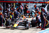 GP GRAN BRETAGNA, Max Verstappen (NLD) Red Bull Racing RB18 makes a pit stop.
03.07.2022. Formula 1 World Championship, Rd 10, British Grand Prix, Silverstone, England, Gara Day.
- www.xpbimages.com, EMail: requests@xpbimages.com © Copyright: Batchelor / XPB Images
