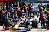 GP GRAN BRETAGNA, Max Verstappen (NLD) Red Bull Racing RB18 makes a pit stop.
03.07.2022. Formula 1 World Championship, Rd 10, British Grand Prix, Silverstone, England, Gara Day.
- www.xpbimages.com, EMail: requests@xpbimages.com © Copyright: Batchelor / XPB Images