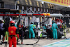 GP GRAN BRETAGNA, Lewis Hamilton (GBR) Mercedes AMG F1 W13 makes a pit stop.
03.07.2022. Formula 1 World Championship, Rd 10, British Grand Prix, Silverstone, England, Gara Day.
- www.xpbimages.com, EMail: requests@xpbimages.com © Copyright: Batchelor / XPB Images