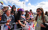 GP GRAN BRETAGNA, Luisinha Oliveira (POR), girlfriend of Lando Norris (GBR) McLaren, with fans.
03.07.2022. Formula 1 World Championship, Rd 10, British Grand Prix, Silverstone, England, Gara Day.
- www.xpbimages.com, EMail: requests@xpbimages.com © Copyright: Moy / XPB Images