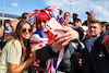 GP GRAN BRETAGNA, Luisinha Oliveira (POR), girlfriend of Lando Norris (GBR) McLaren, with fans.
03.07.2022. Formula 1 World Championship, Rd 10, British Grand Prix, Silverstone, England, Gara Day.
- www.xpbimages.com, EMail: requests@xpbimages.com © Copyright: Moy / XPB Images