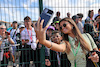 GP GRAN BRETAGNA, Luisinha Oliveira (POR), girlfriend of Lando Norris (GBR) McLaren, with fans.
03.07.2022. Formula 1 World Championship, Rd 10, British Grand Prix, Silverstone, England, Gara Day.
- www.xpbimages.com, EMail: requests@xpbimages.com © Copyright: Moy / XPB Images