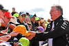 GP GRAN BRETAGNA, Otmar Szafnauer (USA) Alpine F1 Team, Team Principal with fans.
03.07.2022. Formula 1 World Championship, Rd 10, British Grand Prix, Silverstone, England, Gara Day.
- www.xpbimages.com, EMail: requests@xpbimages.com © Copyright: Moy / XPB Images