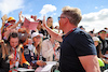 GP GRAN BRETAGNA, Gordon Ramsey (GBR) Celebrity Chef with fans.
03.07.2022. Formula 1 World Championship, Rd 10, British Grand Prix, Silverstone, England, Gara Day.
- www.xpbimages.com, EMail: requests@xpbimages.com © Copyright: Moy / XPB Images