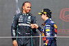 GP GRAN BRETAGNA, Sergio Perez (MEX) Red Bull Racing (Right) celebrates his second position on the podium with third placed Lewis Hamilton (GBR) Mercedes AMG F1.
03.07.2022. Formula 1 World Championship, Rd 10, British Grand Prix, Silverstone, England, Gara Day.
- www.xpbimages.com, EMail: requests@xpbimages.com © Copyright: Moy / XPB Images