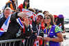 GP GRAN BRETAGNA, Jamie Chadwick (GBR) Jenner Racing with fans.
03.07.2022. Formula 1 World Championship, Rd 10, British Grand Prix, Silverstone, England, Gara Day.
- www.xpbimages.com, EMail: requests@xpbimages.com © Copyright: Moy / XPB Images