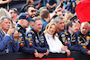 GP GRAN BRETAGNA, (L to R): Adrian Newey (GBR) Red Bull Racing Chief Technical Officer with Christian Horner (GBR) Red Bull Racing Team Principal e Geri Horner (GBR) Singer in parc ferme.
03.07.2022. Formula 1 World Championship, Rd 10, British Grand Prix, Silverstone, England, Gara Day.
- www.xpbimages.com, EMail: requests@xpbimages.com © Copyright: Davenport / XPB Images