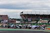 GP GRAN BRETAGNA, Fernando Alonso (ESP) Alpine F1 Team A522 e Nicholas Latifi (CDN) Williams Racing FW44.
03.07.2022. Formula 1 World Championship, Rd 10, British Grand Prix, Silverstone, England, Gara Day.
- www.xpbimages.com, EMail: requests@xpbimages.com © Copyright: Moy / XPB Images