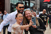 GP GRAN BRETAGNA, Rylan Clark (GBR) TV Presenter with Sam Ryder (GBR) Singer e Lois Gaskin-Barber (GBR).
03.07.2022. Formula 1 World Championship, Rd 10, British Grand Prix, Silverstone, England, Gara Day.
- www.xpbimages.com, EMail: requests@xpbimages.com © Copyright: Davenport / XPB Images