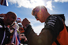 GP GRAN BRETAGNA, Lando Norris (GBR) McLaren with fans.
03.07.2022. Formula 1 World Championship, Rd 10, British Grand Prix, Silverstone, England, Gara Day.
- www.xpbimages.com, EMail: requests@xpbimages.com © Copyright: Rew / XPB Images