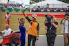 GP GRAN BRETAGNA, Lando Norris (GBR) McLaren with Natalie Pinkham (GBR) Sky Sports Presenter on the drivers parade.
03.07.2022. Formula 1 World Championship, Rd 10, British Grand Prix, Silverstone, England, Gara Day.
- www.xpbimages.com, EMail: requests@xpbimages.com © Copyright: Bearne / XPB Images