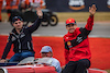 GP GRAN BRETAGNA, Charles Leclerc (MON) Ferrari e Max Verstappen (NLD) Red Bull Racing on the drivers parade.
03.07.2022. Formula 1 World Championship, Rd 10, British Grand Prix, Silverstone, England, Gara Day.
- www.xpbimages.com, EMail: requests@xpbimages.com © Copyright: Bearne / XPB Images