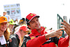 GP GRAN BRETAGNA, Carlos Sainz Jr (ESP) Ferrari with fans.
03.07.2022. Formula 1 World Championship, Rd 10, British Grand Prix, Silverstone, England, Gara Day.
- www.xpbimages.com, EMail: requests@xpbimages.com © Copyright: Rew / XPB Images
