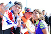 GP GRAN BRETAGNA, Jamie Chadwick (GBR) Jenner Racing with fans.
03.07.2022. Formula 1 World Championship, Rd 10, British Grand Prix, Silverstone, England, Gara Day.
- www.xpbimages.com, EMail: requests@xpbimages.com © Copyright: Rew / XPB Images