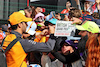 GP GRAN BRETAGNA, Daniel Ricciardo (AUS) McLaren with fans.
03.07.2022. Formula 1 World Championship, Rd 10, British Grand Prix, Silverstone, England, Gara Day.
- www.xpbimages.com, EMail: requests@xpbimages.com © Copyright: Moy / XPB Images