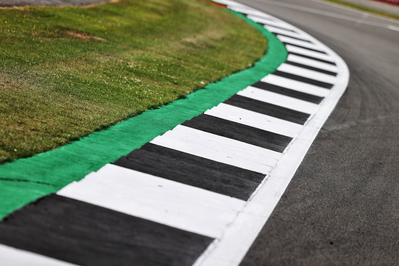 GP GRAN BRETAGNA, Circuit Atmosfera - kerb detail.
30.06.2022. Formula 1 World Championship, Rd 10, British Grand Prix, Silverstone, England, Preparation Day.
- www.xpbimages.com, EMail: requests@xpbimages.com © Copyright: Moy / XPB Images