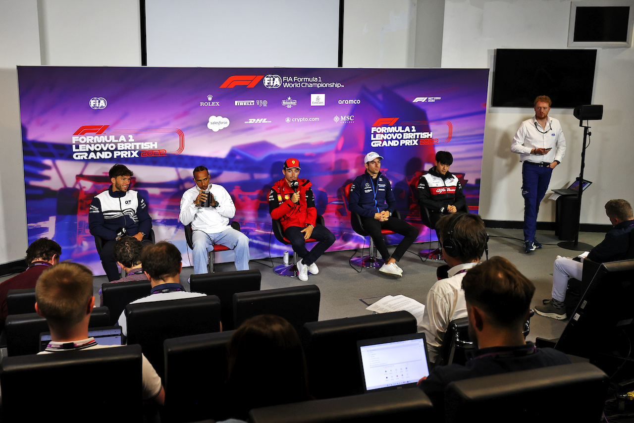 GP GRAN BRETAGNA, (L to R): Pierre Gasly (FRA) AlphaTauri; Lewis Hamilton (GBR) Mercedes AMG F1; Charles Leclerc (MON) Ferrari; Nicholas Latifi (CDN) Williams Racing; e Guanyu Zhou (CHN) Alfa Romeo F1 Team, in the FIA Press Conference.
30.06.2022. Formula 1 World Championship, Rd 10, British Grand Prix, Silverstone, England, Preparation Day.
- www.xpbimages.com, EMail: requests@xpbimages.com © Copyright: Moy / XPB Images