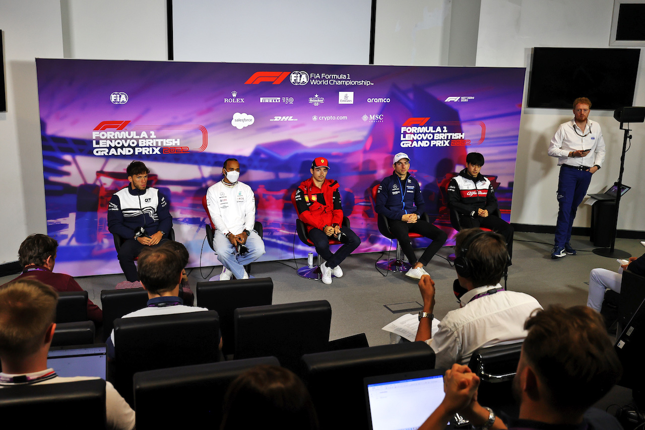 GP GRAN BRETAGNA, (L to R): Pierre Gasly (FRA) AlphaTauri; Lewis Hamilton (GBR) Mercedes AMG F1; Charles Leclerc (MON) Ferrari; Nicholas Latifi (CDN) Williams Racing; e Guanyu Zhou (CHN) Alfa Romeo F1 Team, in the FIA Press Conference.
30.06.2022. Formula 1 World Championship, Rd 10, British Grand Prix, Silverstone, England, Preparation Day.
- www.xpbimages.com, EMail: requests@xpbimages.com © Copyright: Moy / XPB Images