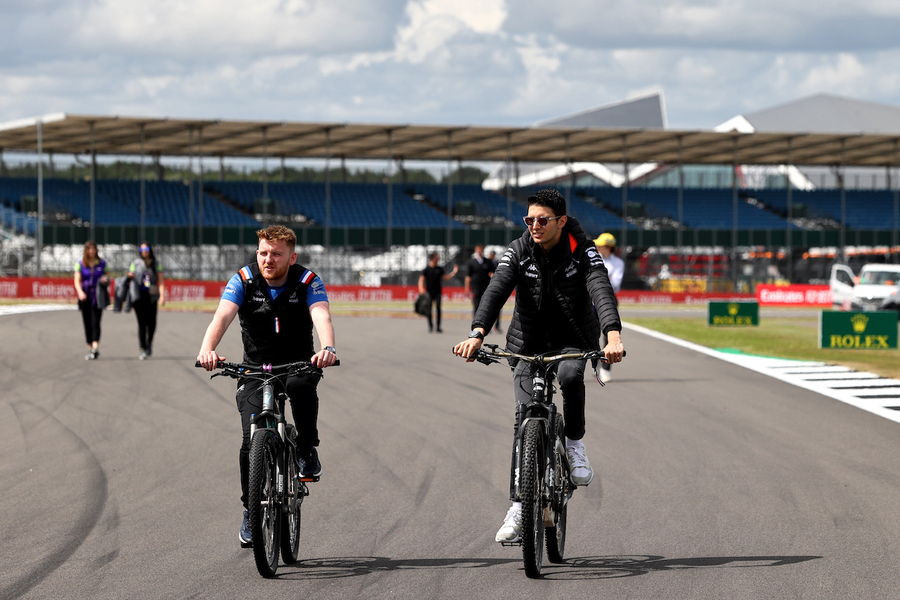 GP GRAN BRETAGNA, Esteban Ocon (FRA) Alpine F1 Team (Right) rides the circuit with Josh Peckett (GBR) Alpine F1 Team Gara Engineer.
30.06.2022. Formula 1 World Championship, Rd 10, British Grand Prix, Silverstone, England, Preparation Day.
- www.xpbimages.com, EMail: requests@xpbimages.com © Copyright: Moy / XPB Images