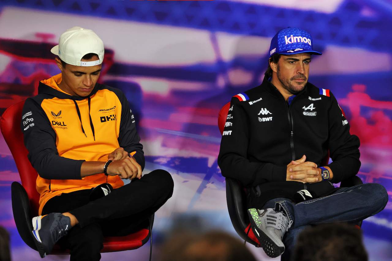GP GRAN BRETAGNA, (L to R): Lando Norris (GBR) McLaren e Fernando Alonso (ESP) Alpine F1 Team in the FIA Press Conference.
30.06.2022. Formula 1 World Championship, Rd 10, British Grand Prix, Silverstone, England, Preparation Day.
- www.xpbimages.com, EMail: requests@xpbimages.com © Copyright: Moy / XPB Images