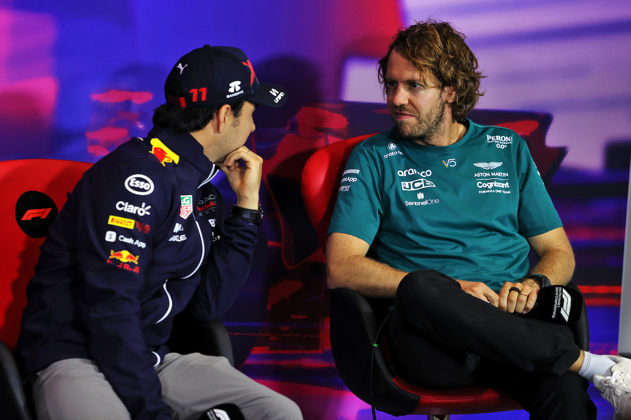 GP GRAN BRETAGNA, (L to R): Sergio Perez (MEX) Red Bull Racing e Sebastian Vettel (GER) Aston Martin F1 Team in the FIA Press Conference.
30.06.2022. Formula 1 World Championship, Rd 10, British Grand Prix, Silverstone, England, Preparation Day.
- www.xpbimages.com, EMail: requests@xpbimages.com © Copyright: Moy / XPB Images
