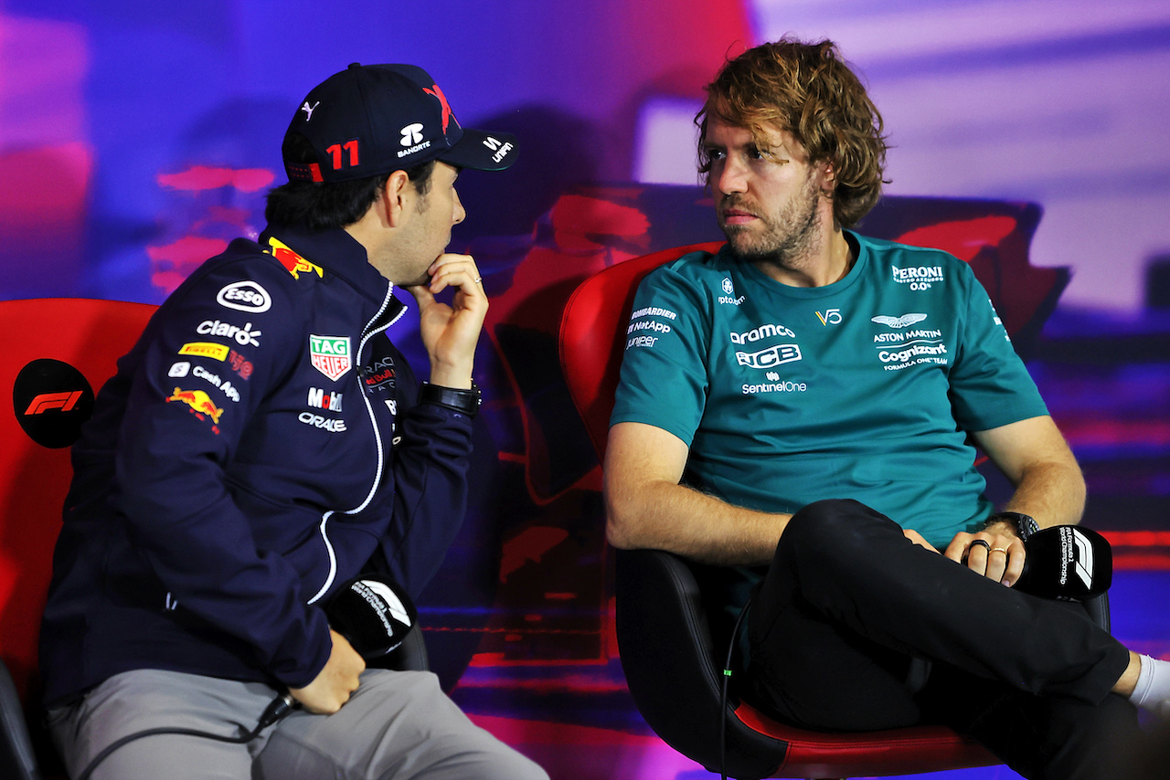 GP GRAN BRETAGNA, (L to R): Sergio Perez (MEX) Red Bull Racing e Sebastian Vettel (GER) Aston Martin F1 Team in the FIA Press Conference.
30.06.2022. Formula 1 World Championship, Rd 10, British Grand Prix, Silverstone, England, Preparation Day.
- www.xpbimages.com, EMail: requests@xpbimages.com © Copyright: Moy / XPB Images