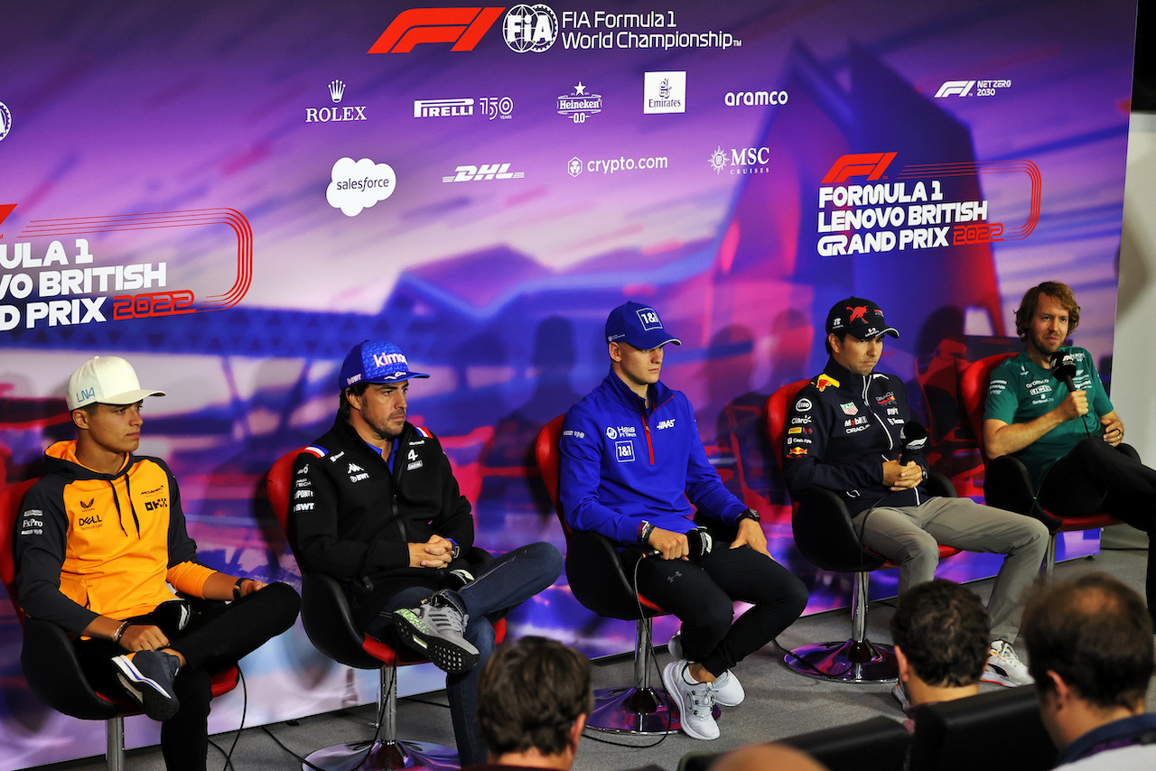 GP GRAN BRETAGNA, (L to R): Lando Norris (GBR) McLaren; Fernando Alonso (ESP) Alpine F1 Team; Mick Schumacher (GER) Haas F1 Team; Sergio Perez (MEX) Red Bull Racing; e Sebastian Vettel (GER) Aston Martin F1 Team, in the FIA Press Conference.
30.06.2022. Formula 1 World Championship, Rd 10, British Grand Prix, Silverstone, England, Preparation Day.
- www.xpbimages.com, EMail: requests@xpbimages.com © Copyright: Moy / XPB Images