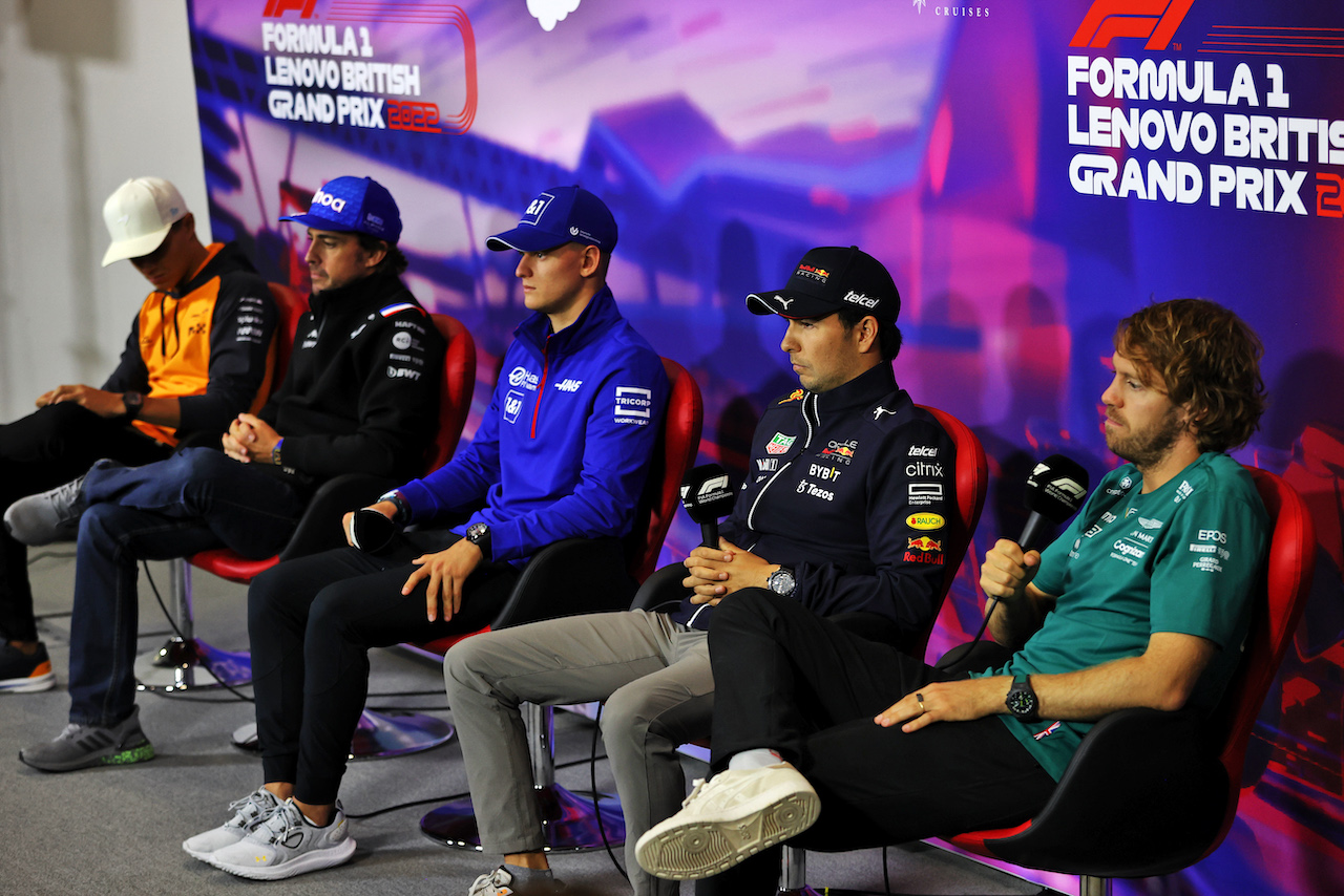 GP GRAN BRETAGNA, (L to R): Lando Norris (GBR) McLaren; Fernando Alonso (ESP) Alpine F1 Team; Mick Schumacher (GER) Haas F1 Team; Sergio Perez (MEX) Red Bull Racing; e Sebastian Vettel (GER) Aston Martin F1 Team, in the FIA Press Conference.
30.06.2022. Formula 1 World Championship, Rd 10, British Grand Prix, Silverstone, England, Preparation Day.
- www.xpbimages.com, EMail: requests@xpbimages.com © Copyright: Moy / XPB Images