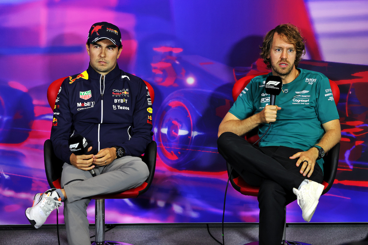 GP GRAN BRETAGNA, (L to R): Sergio Perez (MEX) Red Bull Racing e Sebastian Vettel (GER) Aston Martin F1 Team in the FIA Press Conference.
30.06.2022. Formula 1 World Championship, Rd 10, British Grand Prix, Silverstone, England, Preparation Day.
- www.xpbimages.com, EMail: requests@xpbimages.com © Copyright: Moy / XPB Images