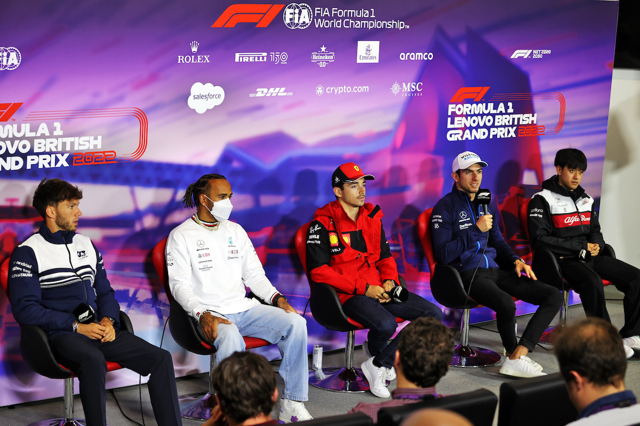 GP GRAN BRETAGNA, (L to R): Pierre Gasly (FRA) AlphaTauri; Lewis Hamilton (GBR) Mercedes AMG F1; Charles Leclerc (MON) Ferrari; Nicholas Latifi (CDN) Williams Racing; e Guanyu Zhou (CHN) Alfa Romeo F1 Team, in the FIA Press Conference.
30.06.2022. Formula 1 World Championship, Rd 10, British Grand Prix, Silverstone, England, Preparation Day.
- www.xpbimages.com, EMail: requests@xpbimages.com © Copyright: Moy / XPB Images
