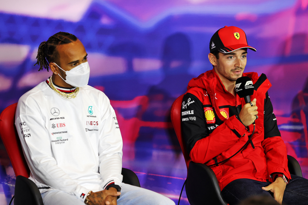 GP GRAN BRETAGNA, (L to R): Lewis Hamilton (GBR) Mercedes AMG F1 e Pierre Gasly (FRA) AlphaTauri in the FIA Press Conference.
30.06.2022. Formula 1 World Championship, Rd 10, British Grand Prix, Silverstone, England, Preparation Day.
- www.xpbimages.com, EMail: requests@xpbimages.com © Copyright: Moy / XPB Images