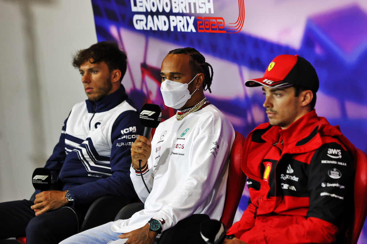 GP GRAN BRETAGNA, (L to R): Pierre Gasly (FRA) AlphaTauri; Lewis Hamilton (GBR) Mercedes AMG F1; e Charles Leclerc (MON) Ferrari, in the FIA Press Conference.
30.06.2022. Formula 1 World Championship, Rd 10, British Grand Prix, Silverstone, England, Preparation Day.
- www.xpbimages.com, EMail: requests@xpbimages.com © Copyright: Moy / XPB Images