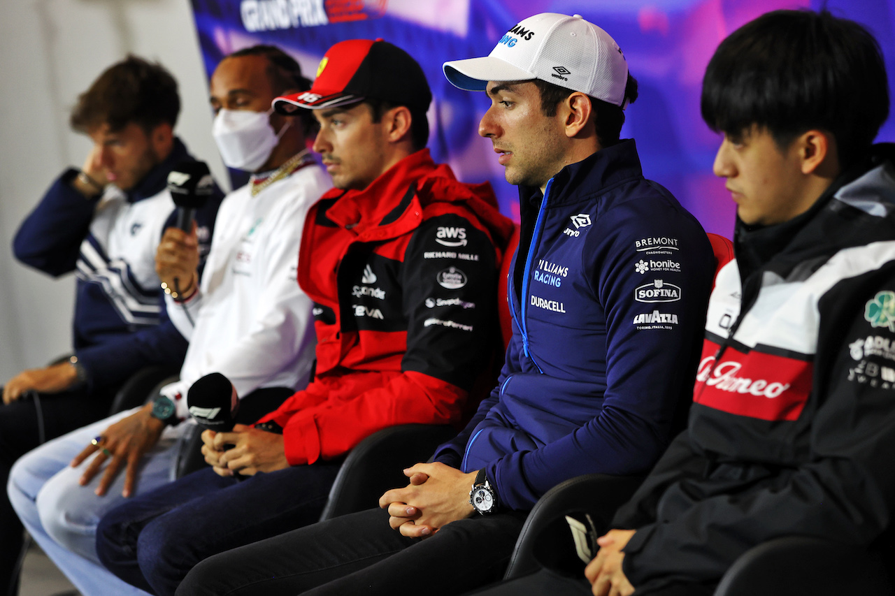GP GRAN BRETAGNA, (L to R): Pierre Gasly (FRA) AlphaTauri; Lewis Hamilton (GBR) Mercedes AMG F1; Charles Leclerc (MON) Ferrari, Nicholas Latifi (CDN) Williams Racing; e Guanyu Zhou (CHN) Alfa Romeo F1 Team, in the FIA Press Conference.
30.06.2022. Formula 1 World Championship, Rd 10, British Grand Prix, Silverstone, England, Preparation Day.
- www.xpbimages.com, EMail: requests@xpbimages.com © Copyright: Moy / XPB Images