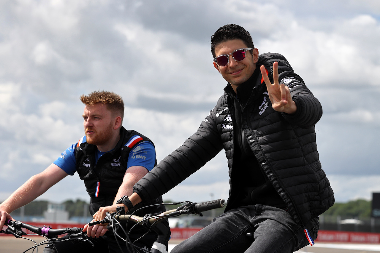 GP GRAN BRETAGNA, Esteban Ocon (FRA) Alpine F1 Team (Right) rides the circuit with Josh Peckett (GBR) Alpine F1 Team Gara Engineer.
30.06.2022. Formula 1 World Championship, Rd 10, British Grand Prix, Silverstone, England, Preparation Day.
- www.xpbimages.com, EMail: requests@xpbimages.com © Copyright: Moy / XPB Images