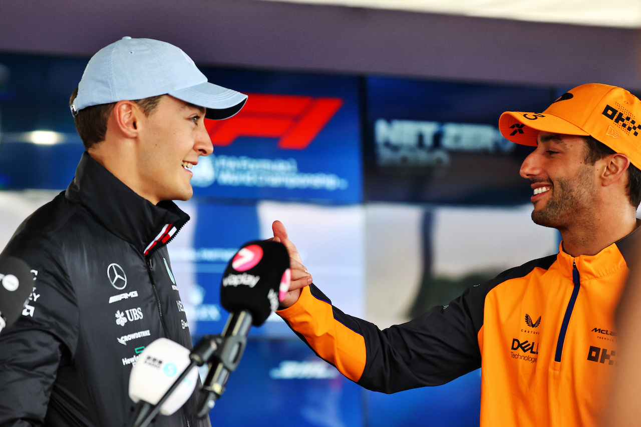 GP GRAN BRETAGNA, (L to R): George Russell (GBR) Mercedes AMG F1 with Daniel Ricciardo (AUS) McLaren.
30.06.2022. Formula 1 World Championship, Rd 10, British Grand Prix, Silverstone, England, Preparation Day.
- www.xpbimages.com, EMail: requests@xpbimages.com © Copyright: Batchelor / XPB Images