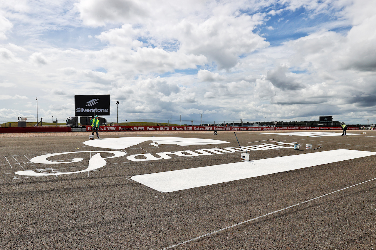 GP GRAN BRETAGNA, Circuit Atmosfera - Paramount branding being painted.
30.06.2022. Formula 1 World Championship, Rd 10, British Grand Prix, Silverstone, England, Preparation Day.
- www.xpbimages.com, EMail: requests@xpbimages.com © Copyright: Moy / XPB Images