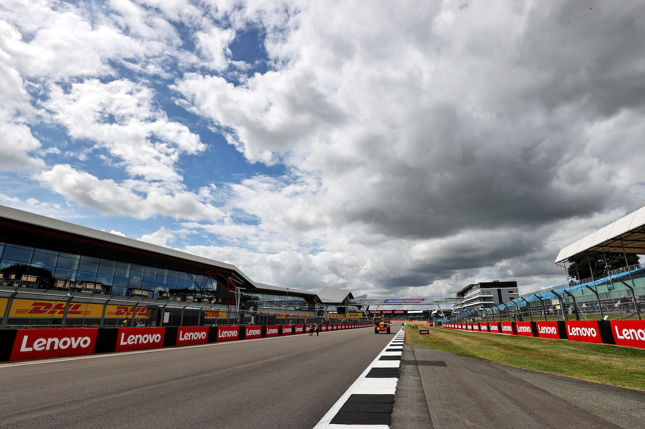 GP GRAN BRETAGNA, Circuit Atmosfera - partenza / finish straight.
30.06.2022. Formula 1 World Championship, Rd 10, British Grand Prix, Silverstone, England, Preparation Day.
- www.xpbimages.com, EMail: requests@xpbimages.com © Copyright: Moy / XPB Images