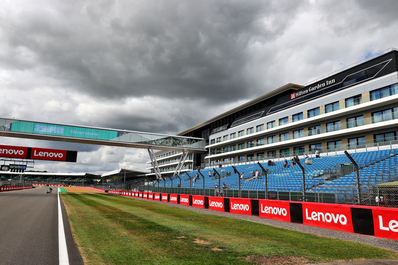GP GRAN BRETAGNA, Circuit Atmosfera - partenza / finish straight - Hilton hotel.
30.06.2022. Formula 1 World Championship, Rd 10, British Grand Prix, Silverstone, England, Preparation Day.
- www.xpbimages.com, EMail: requests@xpbimages.com © Copyright: Moy / XPB Images