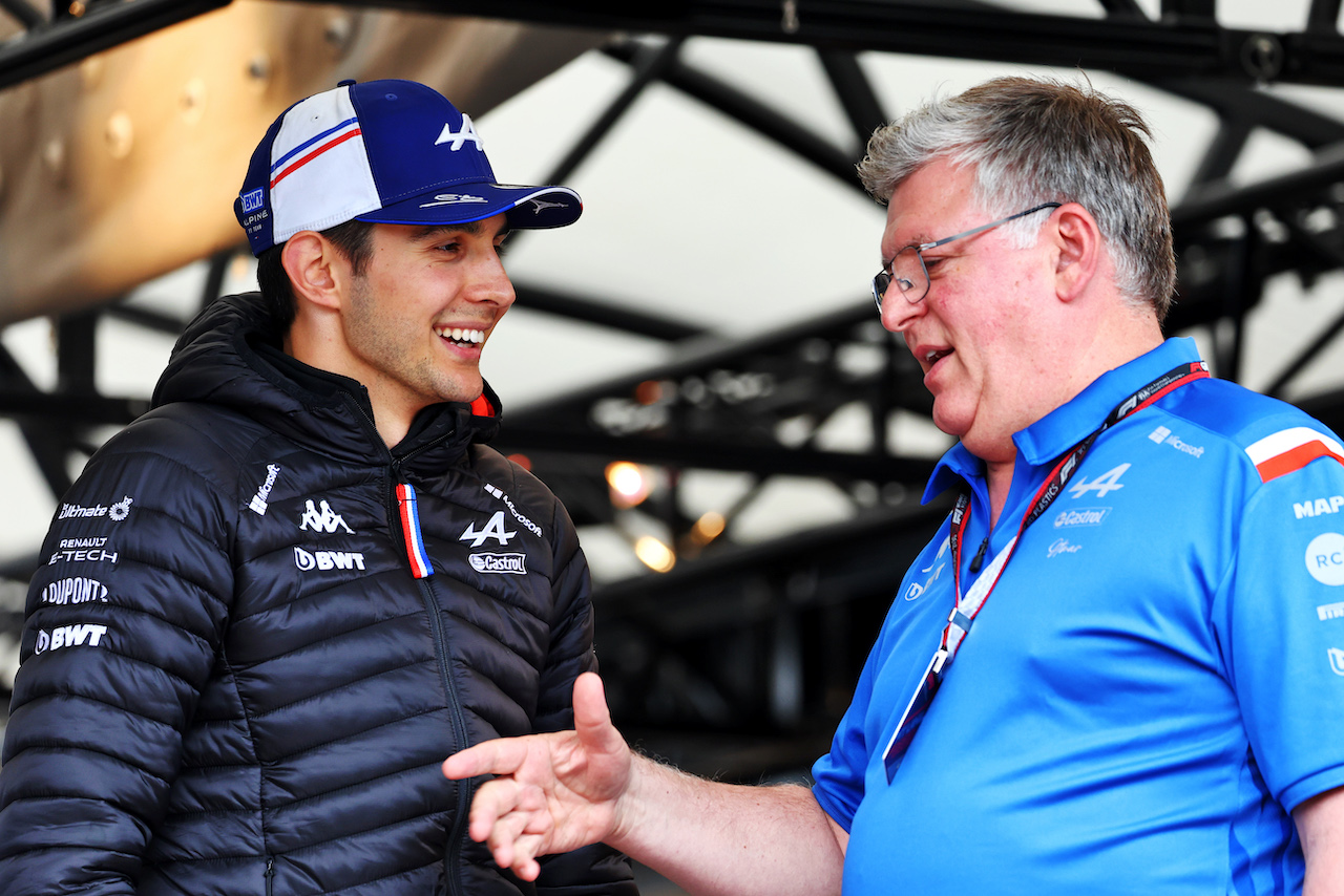 GP GRAN BRETAGNA, (L to R): Esteban Ocon (FRA) Alpine F1 Team with Otmar Szafnauer (USA) Alpine F1 Team, Team Principal..
30.06.2022. Formula 1 World Championship, Rd 10, British Grand Prix, Silverstone, England, Preparation Day.
- www.xpbimages.com, EMail: requests@xpbimages.com © Copyright: Batchelor / XPB Images