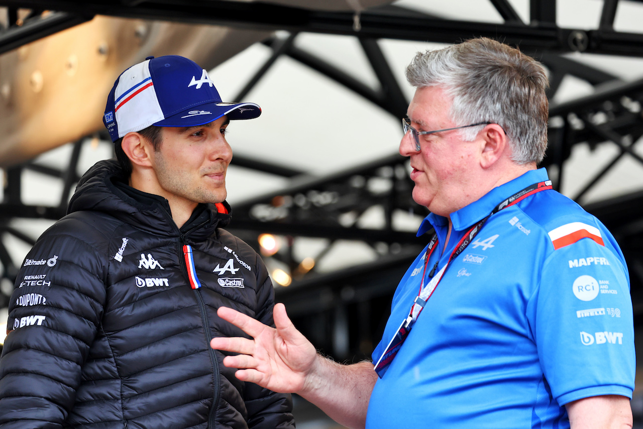 GP GRAN BRETAGNA, (L to R): Esteban Ocon (FRA) Alpine F1 Team with Otmar Szafnauer (USA) Alpine F1 Team, Team Principal..
30.06.2022. Formula 1 World Championship, Rd 10, British Grand Prix, Silverstone, England, Preparation Day.
- www.xpbimages.com, EMail: requests@xpbimages.com © Copyright: Batchelor / XPB Images