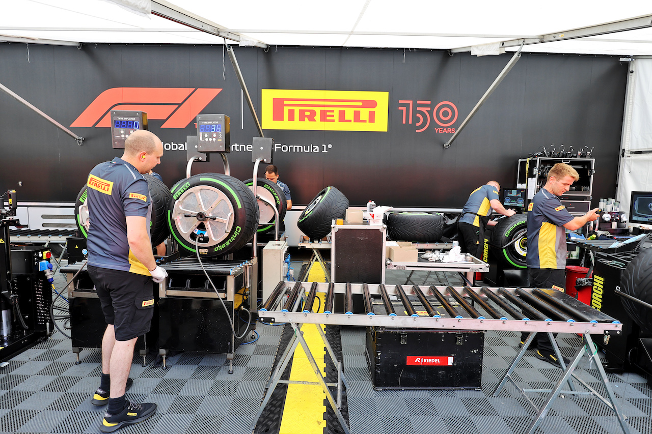 GP GRAN BRETAGNA, Pirelli technicians in the paddock.
30.06.2022. Formula 1 World Championship, Rd 10, British Grand Prix, Silverstone, England, Preparation Day.
- www.xpbimages.com, EMail: requests@xpbimages.com © Copyright: Moy / XPB Images