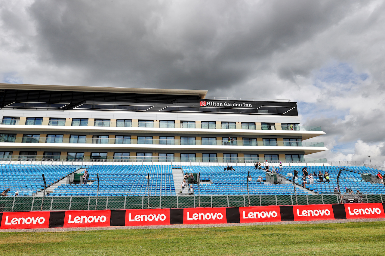 GP GRAN BRETAGNA, Circuit Atmosfera - partenza / finish straight - Hilton hotel.
30.06.2022. Formula 1 World Championship, Rd 10, British Grand Prix, Silverstone, England, Preparation Day.
- www.xpbimages.com, EMail: requests@xpbimages.com © Copyright: Moy / XPB Images