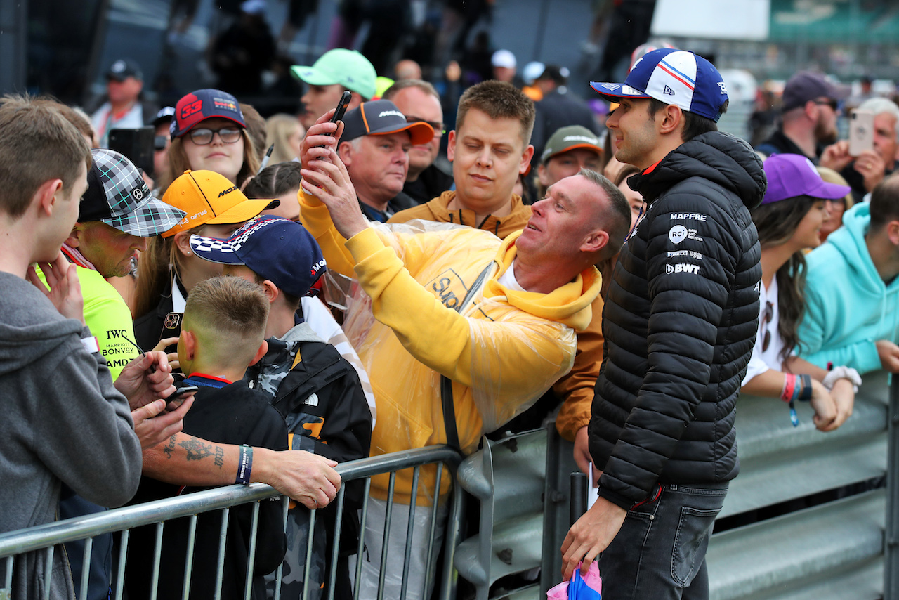 GP GRAN BRETAGNA, Esteban Ocon (FRA) Alpine F1 Team with fans.
30.06.2022. Formula 1 World Championship, Rd 10, British Grand Prix, Silverstone, England, Preparation Day.
 - www.xpbimages.com, EMail: requests@xpbimages.com © Copyright: Coates / XPB Images