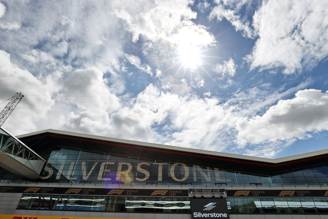 GP GRAN BRETAGNA, Circuit Atmosfera - Wing building.
30.06.2022. Formula 1 World Championship, Rd 10, British Grand Prix, Silverstone, England, Preparation Day.
- www.xpbimages.com, EMail: requests@xpbimages.com © Copyright: Moy / XPB Images