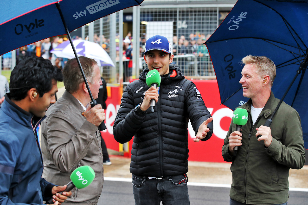 GP GRAN BRETAGNA, (L to R): Karun Chandhok (IND) Sky Sports F1 Presenter; Martin Brundle (GBR) Sky Sports Commentator; Esteban Ocon (FRA) Alpine F1 Team; e Simon Lazenby (GBR) Sky Sports F1 TV Presenter.
30.06.2022. Formula 1 World Championship, Rd 10, British Grand Prix, Silverstone, England, Preparation Day.
 - www.xpbimages.com, EMail: requests@xpbimages.com © Copyright: Coates / XPB Images